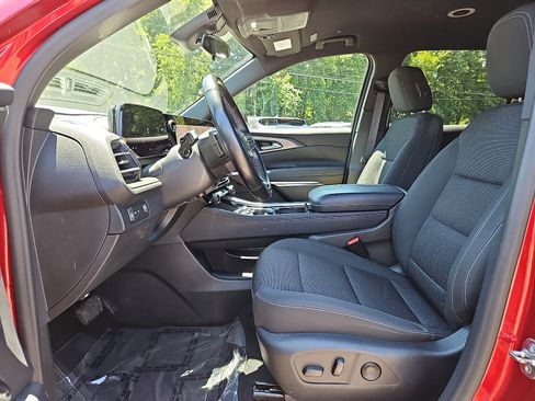 Used 2024 Chevrolet Traverse LT FWD image 13