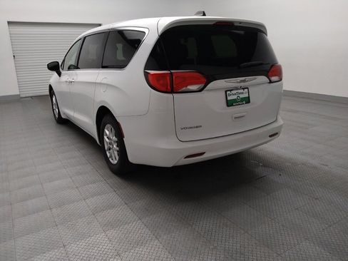 Used 2022 Chrysler Voyager LX image 5