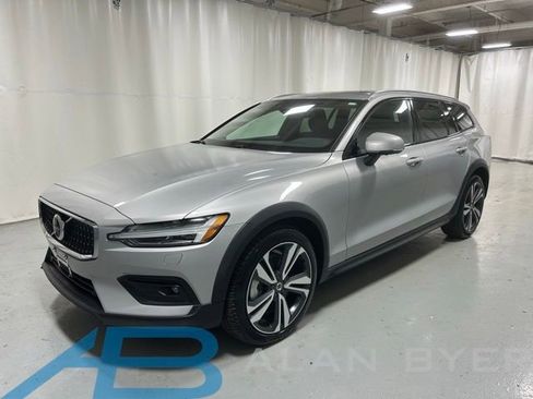 Used 2025 Volvo V60 B5 Cross Country Plus image 1