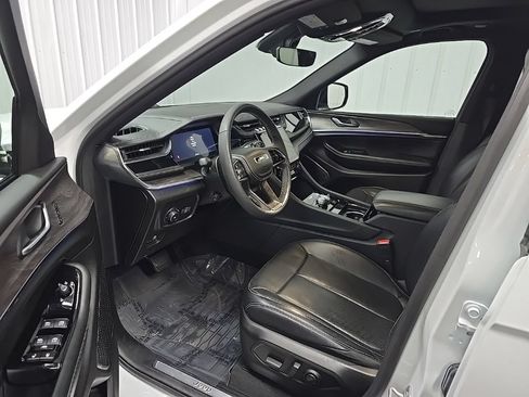 Used 2023 Jeep Grand Cherokee Overland AWD/4WD image 31