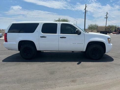 Used 2007 Chevrolet Suburban 2500 w/ Skid Plate Package AWD/4WD image 4