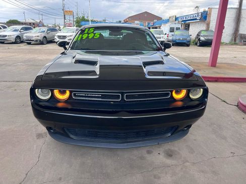 Used 2015 Dodge Challenger SXT RWD image 2
