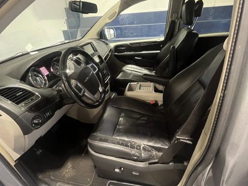 Used 2013 Chrysler Town & Country Touring image 7