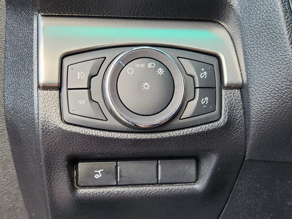 Used 2019 Ford Explorer XLT w/ Equipment Group 202A AWD/4WD image 13