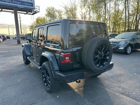 Used 2025 Jeep Wrangler Sahara AWD/4WD image 6