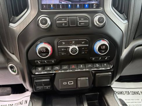 Used 2022 GMC Sierra 2500 Denali w/ Denali Black Diamond Edition AWD/4WD image 21