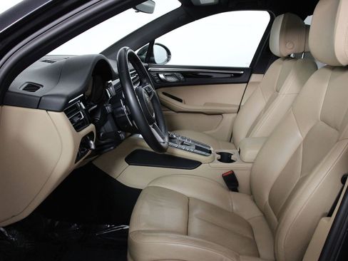 Certified 2021 Porsche Macan image 5