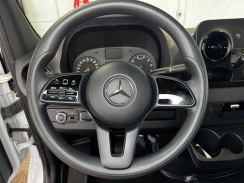 Used 2022 Mercedes-Benz Sprinter 2500 image 15