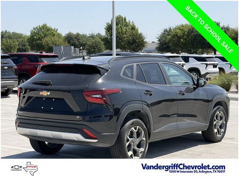 Used 2025 Chevrolet Trax LT FWD image 4