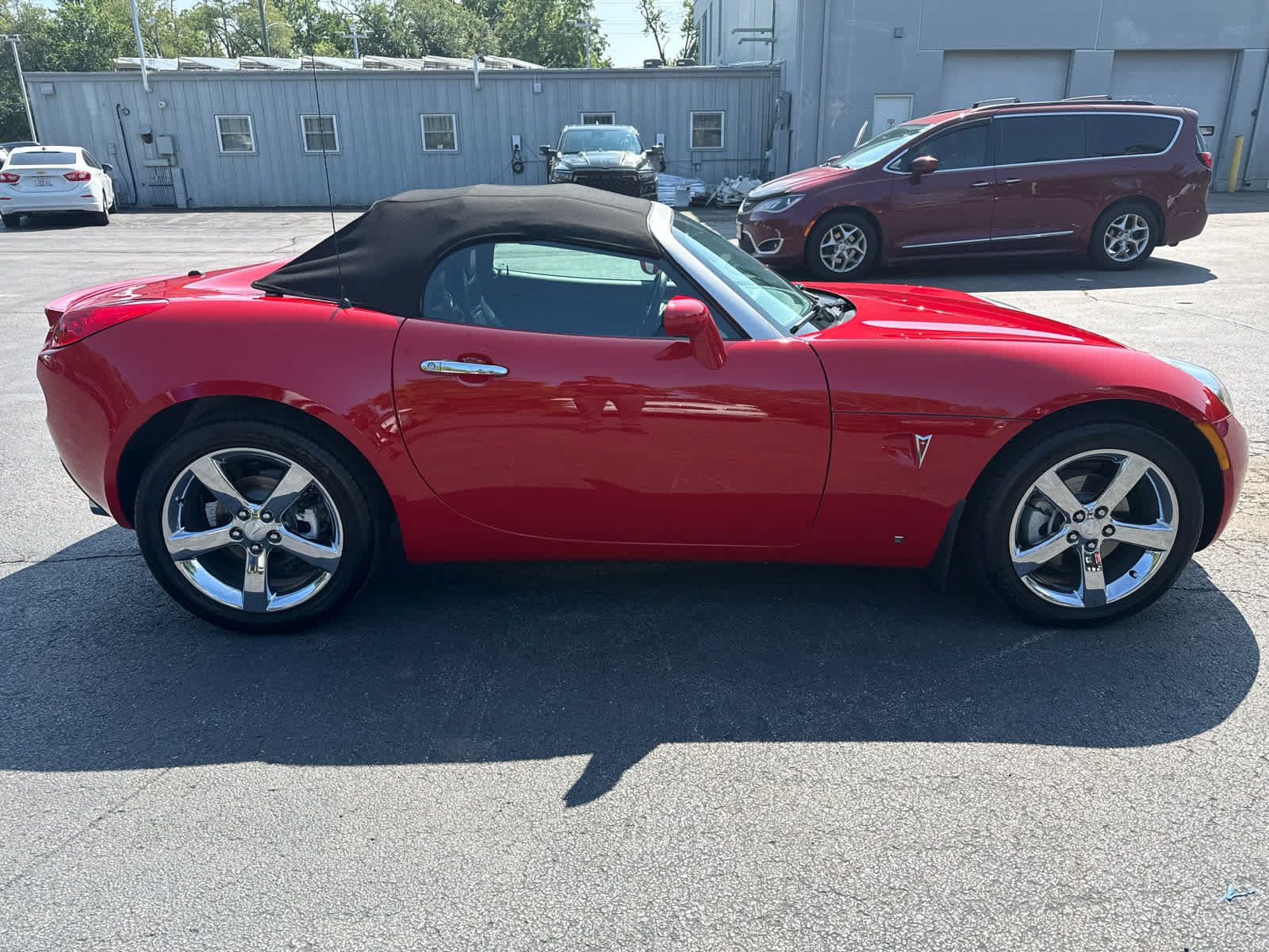 Used 2007 Pontiac Solstice Convertible w/ Premium Package RWD image 2