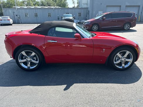Used 2007 Pontiac Solstice Convertible w/ Premium Package RWD image 2
