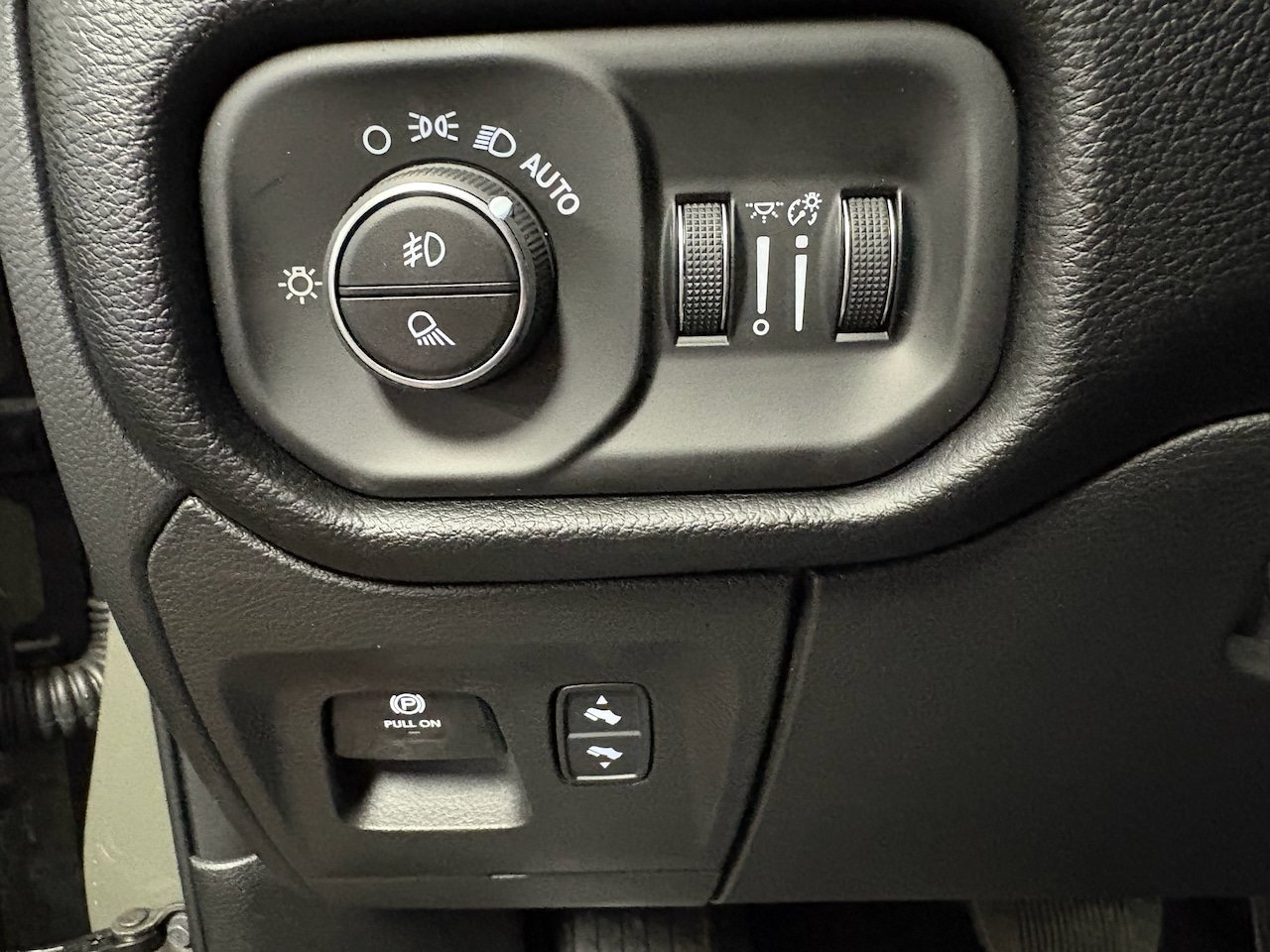 Used 2026 RAM 1500 Laramie AWD/4WD image 14