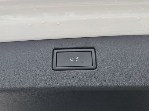 New 2026 Volkswagen Tiguan SE R-Line image 8