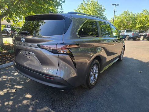 Used 2024 Toyota Sienna LE AWD/4WD image 8