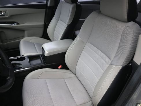 Used 2017 Toyota Camry SE image 19