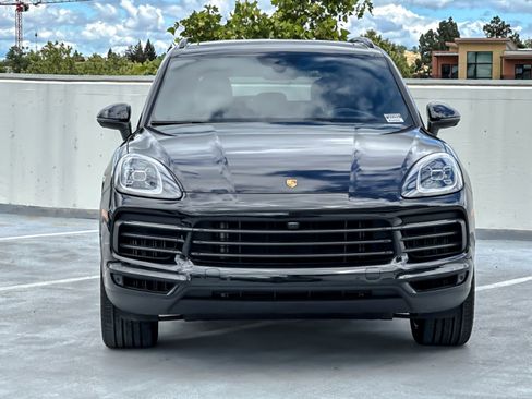Certified 2023 Porsche Cayenne Platinum Edition image 11