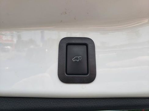 Used 2019 Toyota Highlander SE AWD/4WD image 10