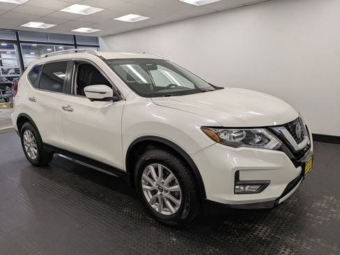 Used 2018 Nissan Rogue SV w/ Premium Package image 3