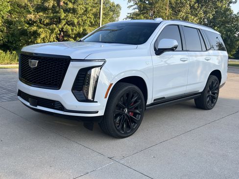 Used 2026 Cadillac Escalade Platinum Sport w/ LPO, ONYX Package AWD/4WD image 4