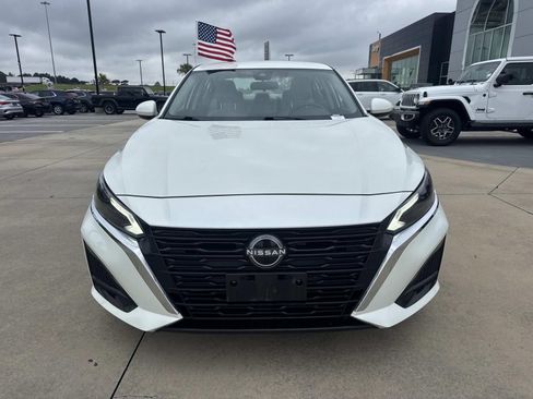 Used 2023 Nissan Altima 2.5 SV FWD image 2