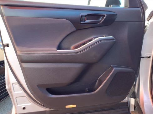 Certified 2025 Toyota Highlander LE FWD image 17