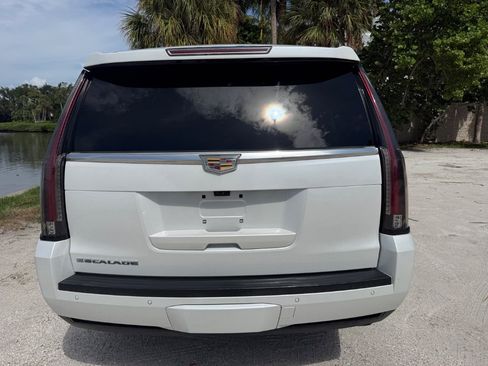 Used 2019 Cadillac Escalade Premium Luxury w/ LPO, Radiant Package AWD/4WD image 10