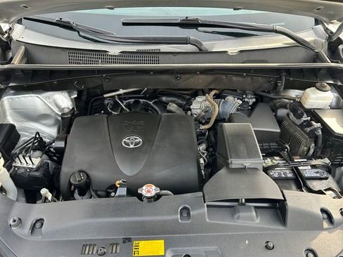 Used 2019 Toyota Highlander LE AWD/4WD image 17