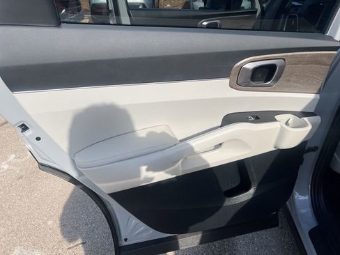 Certified 2023 Kia Sorento EX w/ Panoramic Sunroof Package image 11