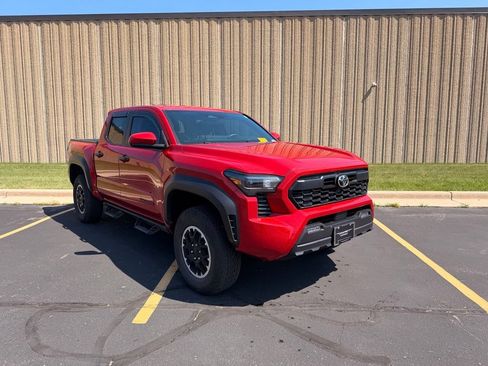 Used 2025 Toyota Tacoma TRD Off-Road AWD/4WD image 2