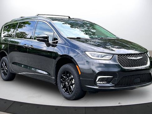 Used 2022 Chrysler Pacifica Touring-L FWD image 2