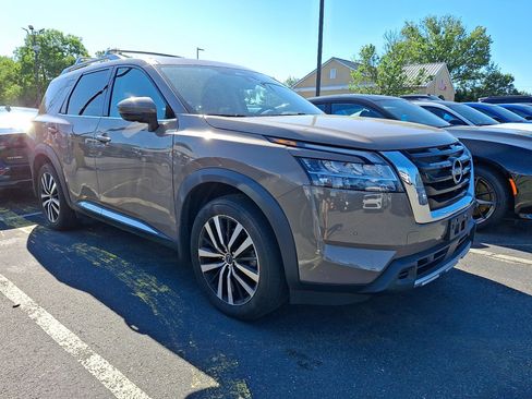 Used 2024 Nissan Pathfinder Platinum AWD/4WD image 3