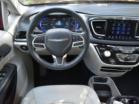Used 2018 Chrysler Pacifica Touring-L FWD image 12