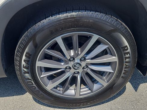 Used 2019 Toyota Highlander XLE AWD/4WD image 5