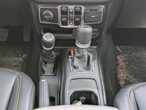 New 2025 Jeep Gladiator Sport image 17