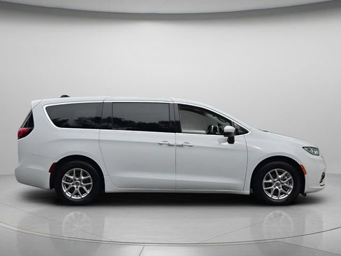 Used 2023 Chrysler Pacifica Touring-L FWD image 8