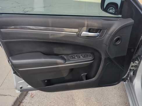 Used 2022 Chrysler 300 Touring w/ Sport Appearance Package image 10