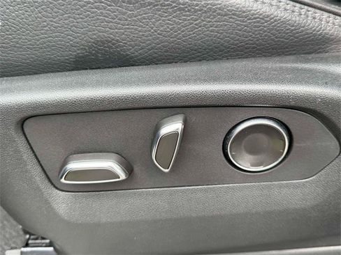 Used 2024 GMC Yukon XL Denali image 15