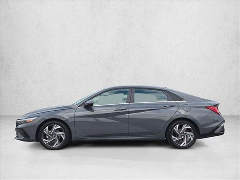 Used 2025 Hyundai Elantra Limited FWD image 9