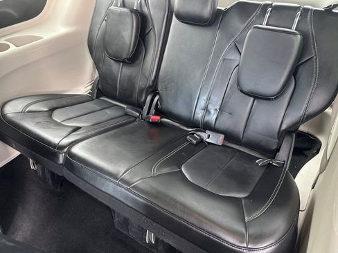 Used 2024 Chrysler Pacifica Select image 19