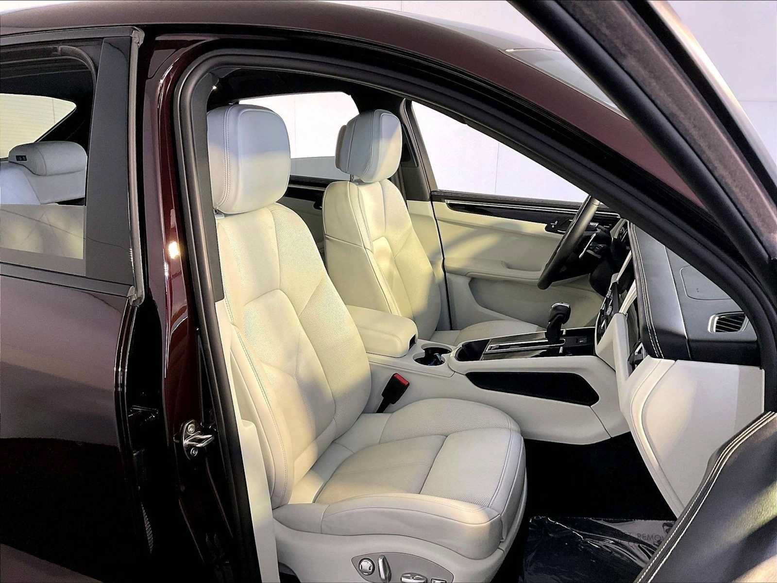 Certified 2024 Porsche Macan AWD/4WD image 18
