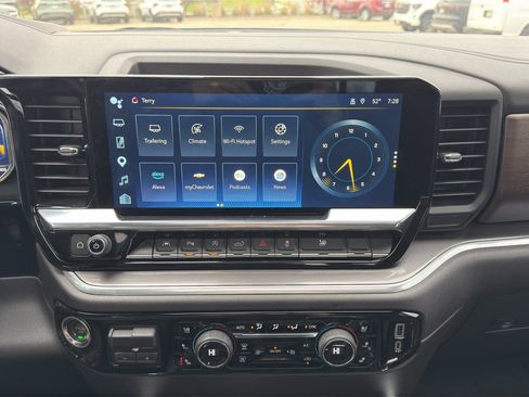 Used 2025 Chevrolet Silverado 1500 High Country w/ High Country Premium Package AWD/4WD image 12