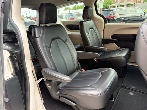 Used 2023 Chrysler Pacifica Touring-L FWD image 12