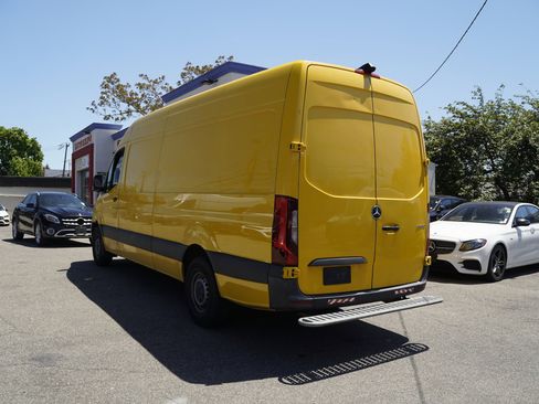 Used 2021 Mercedes-Benz Sprinter 2500 w/ Acoustic Package image 4