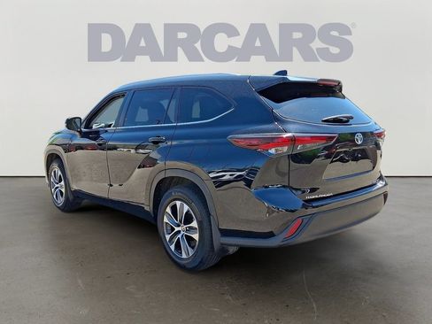 Used 2024 Toyota Highlander XLE AWD/4WD image 4