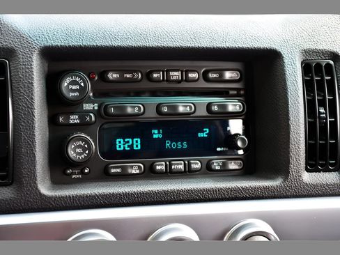 Used 2004 Chevrolet SSR w/ Preferred Equipment Group RWD image 32