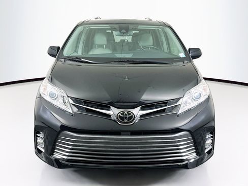 Used 2020 Toyota Sienna XLE image 2
