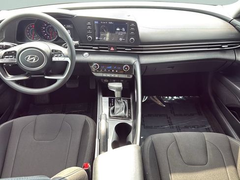Used 2022 Hyundai Elantra SEL FWD image 11