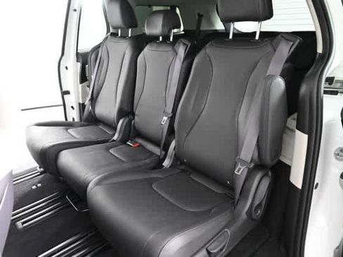 Used 2024 Kia Carnival EX image 14