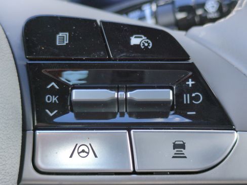 Used 2025 Hyundai Elantra SEL FWD image 21