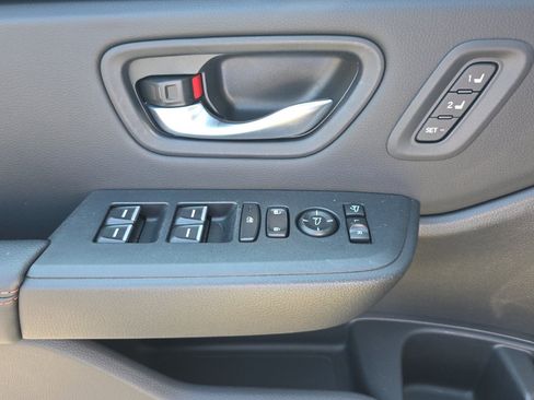 Used 2025 Honda Pilot TrailSport image 11